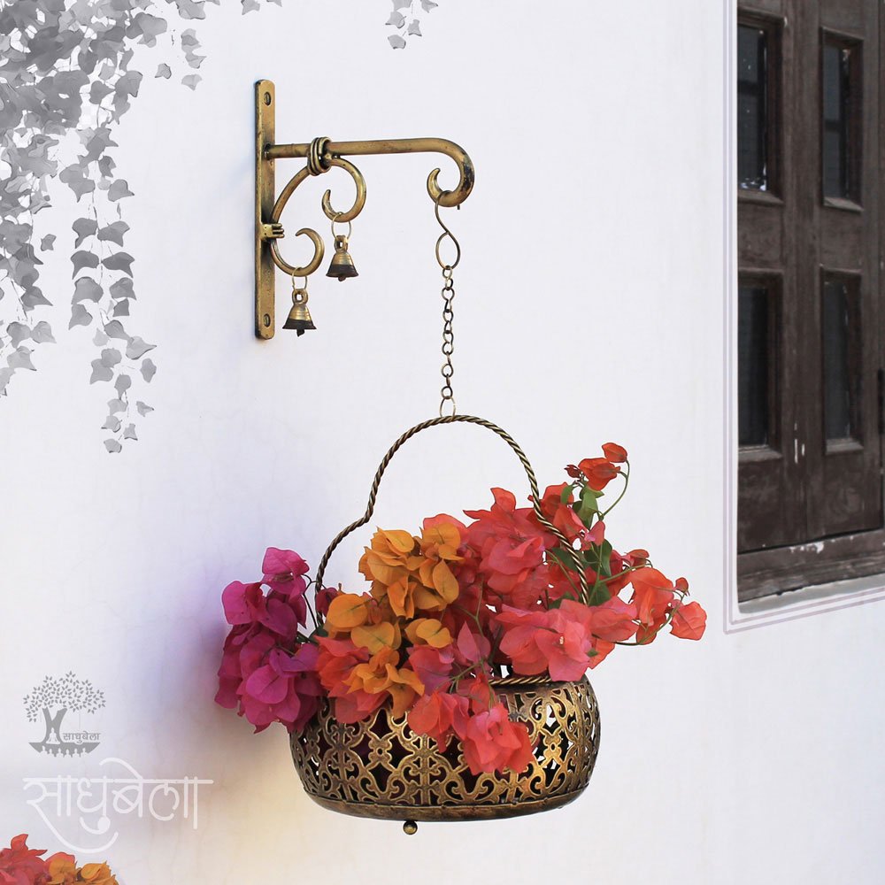 Jardinière Murale en Bois  Hanging flower pots, Hanging flower baskets,  Baskets on wall